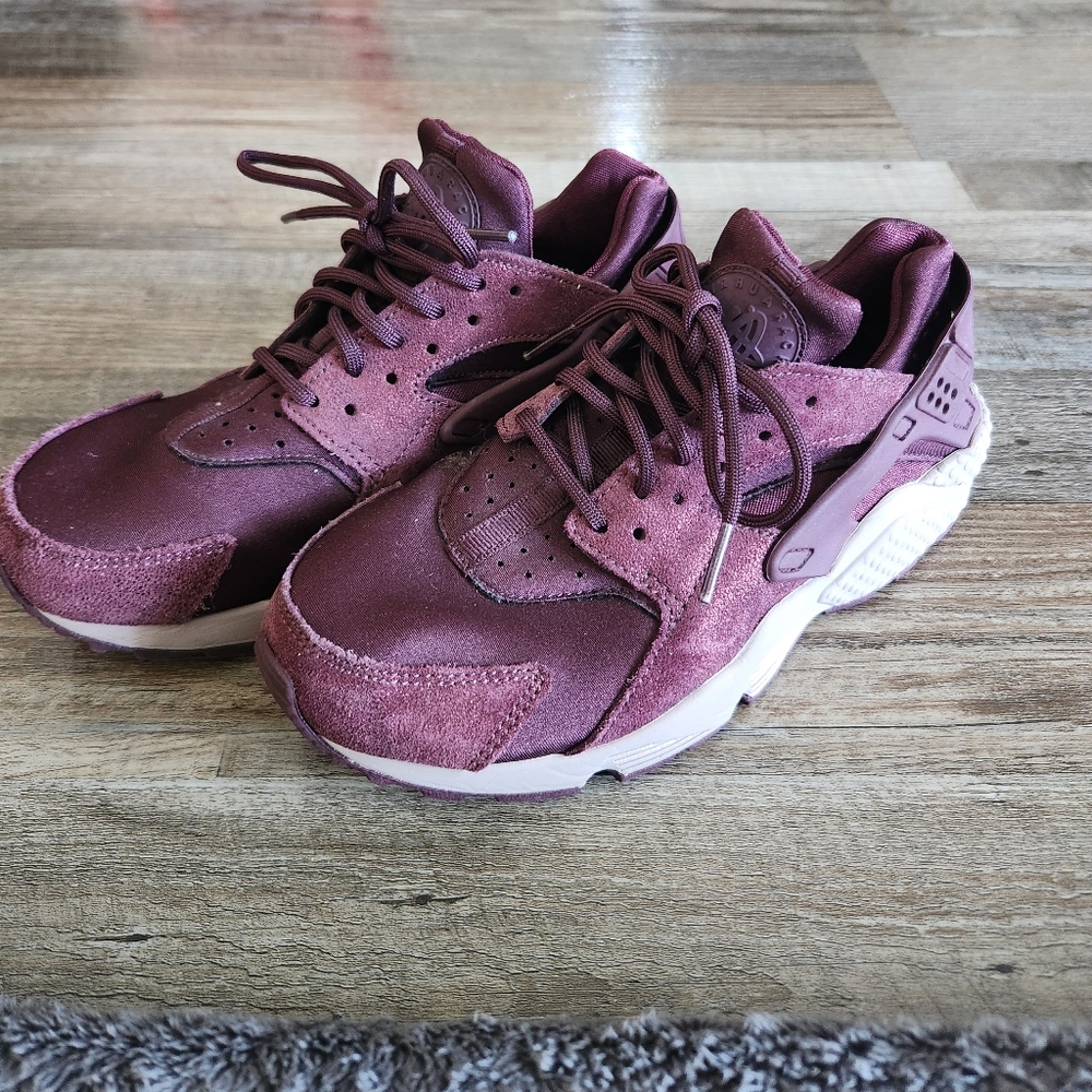 Nike Huarache Women’s size 7 Burgundy